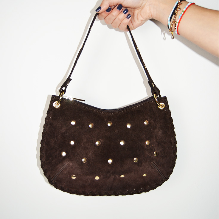 bolso de mano semirendondo tachuelas piel de serraje marron chocolate