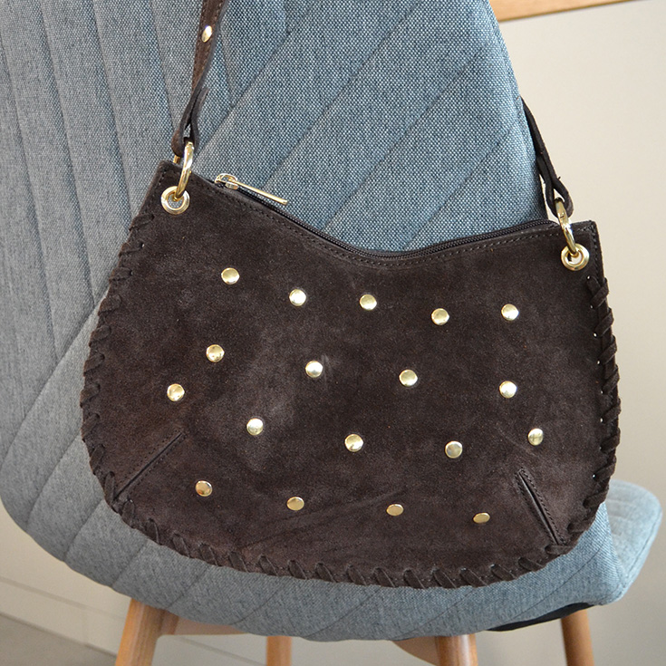 bolso de mano semirendondo tachuelas piel de serraje marron chocolate