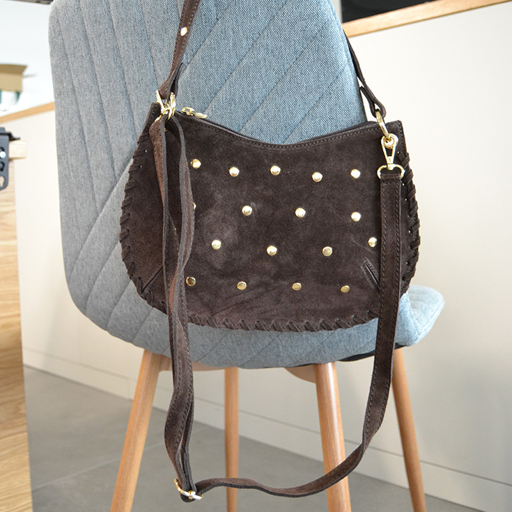 bolso de mano semirendondo tachuelas piel de serraje marron chocolate