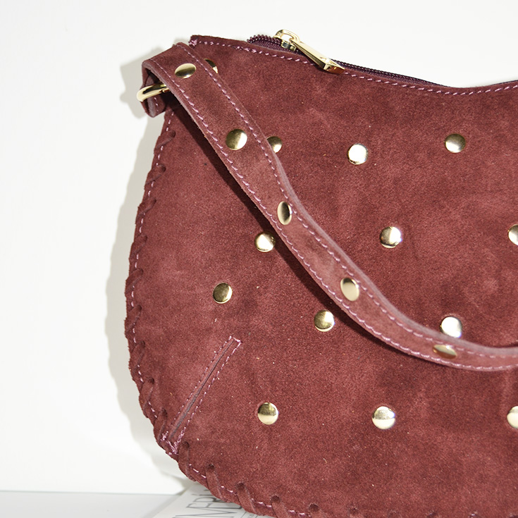 bolso de mano semirendondo tachuelas serraje piel burdeos