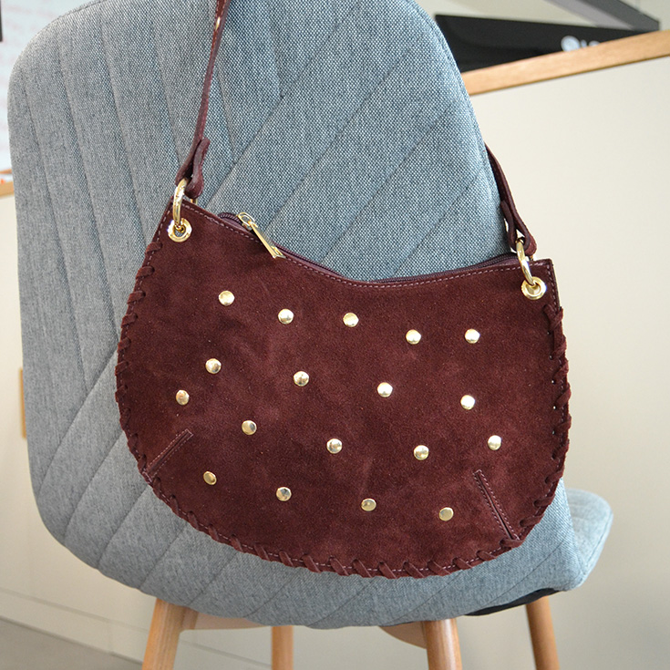 bolso de mano semirendondo tachuelas serraje piel burdeos