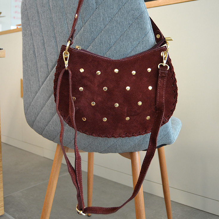 bolso de mano semirendondo tachuelas serraje piel burdeos