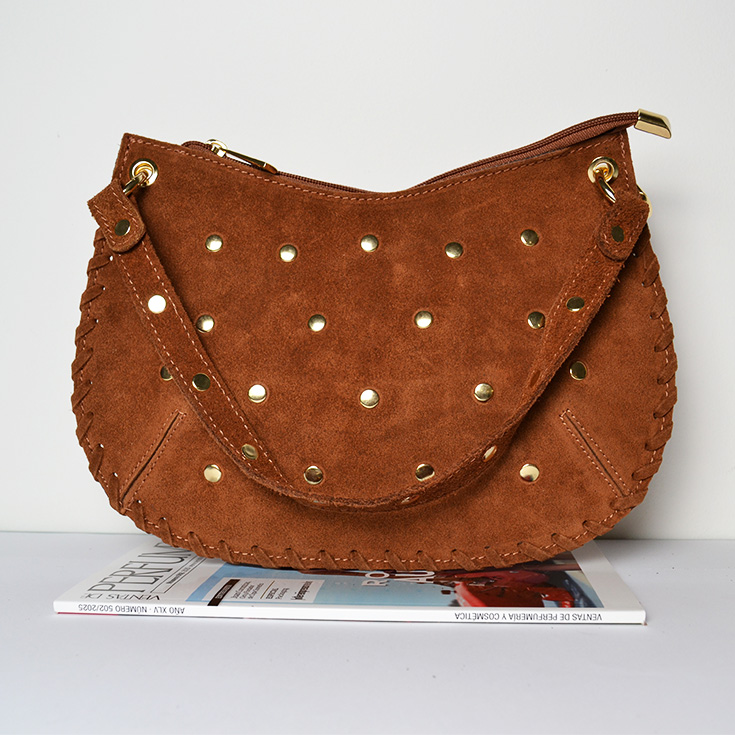bolso de mano semirendondo tachuelas piel de serraje camel 