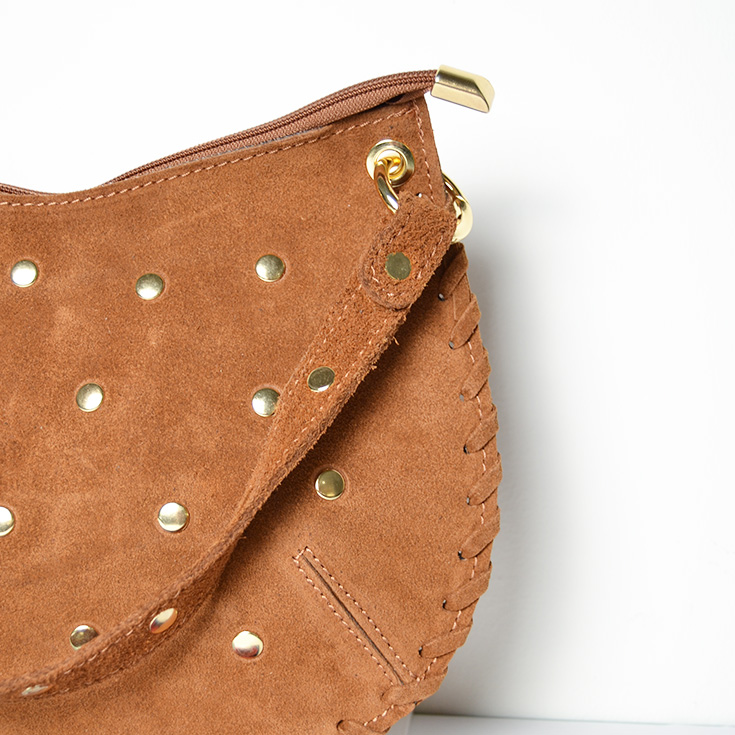 bolso de mano semirendondo tachuelas piel de serraje camel 