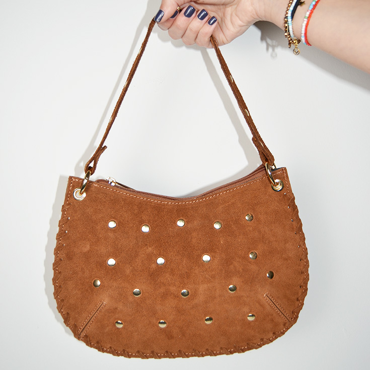 bolso de mano semirendondo tachuelas piel de serraje camel 