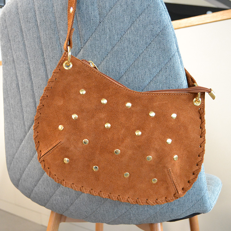 bolso de mano semirendondo tachuelas piel de serraje camel 
