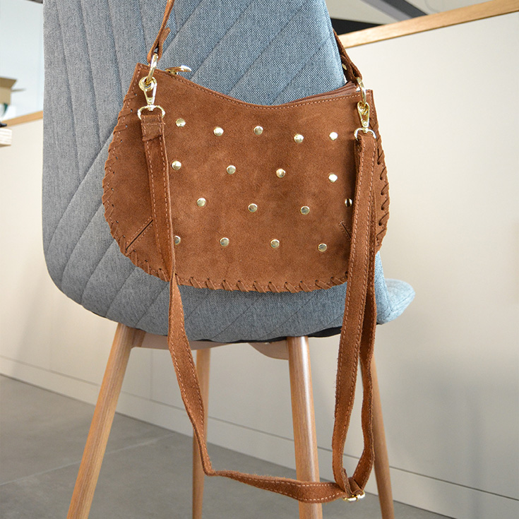 bolso de mano semirendondo tachuelas piel de serraje camel 