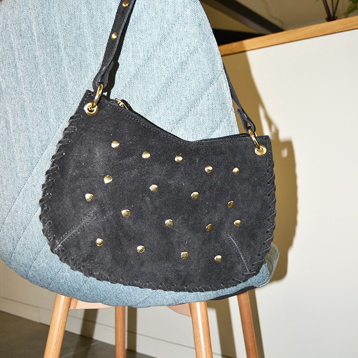 bolso de mano semirendondo tachuelas piel de serraje negro