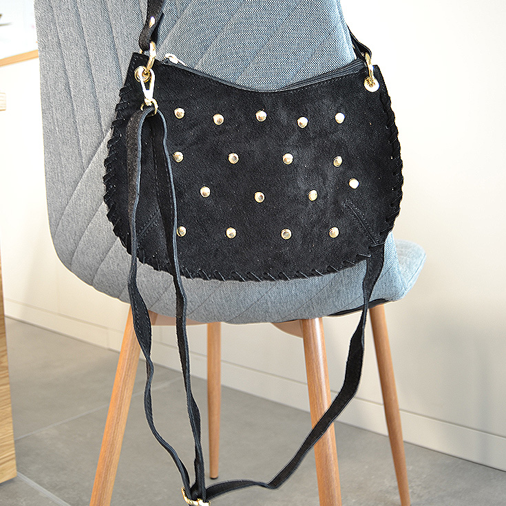 bolso de mano semirendondo tachuelas piel de serraje negro