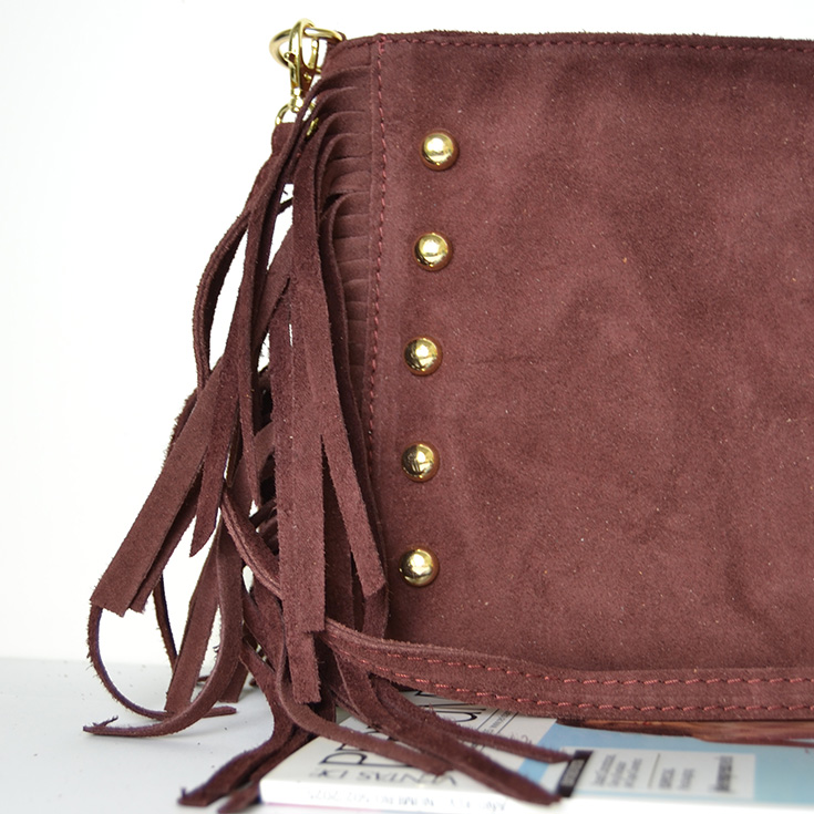 bolso bandolera rectangular tachuelas y flecos serraje piel burdeos 