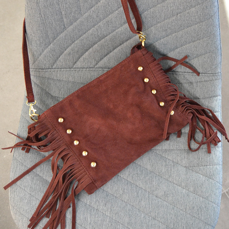 bolso bandolera rectangular tachuelas y flecos serraje piel burdeos 