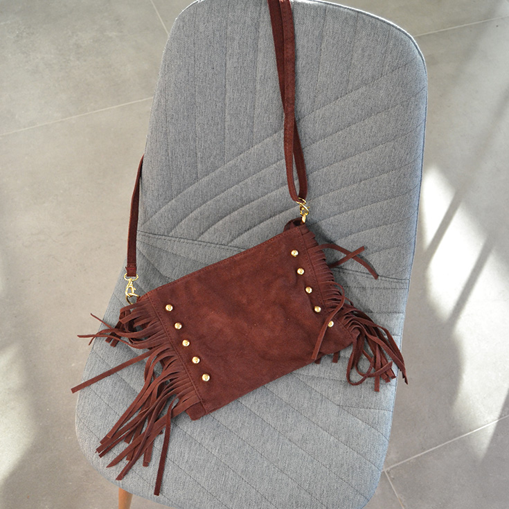 bolso bandolera rectangular tachuelas y flecos serraje piel burdeos 