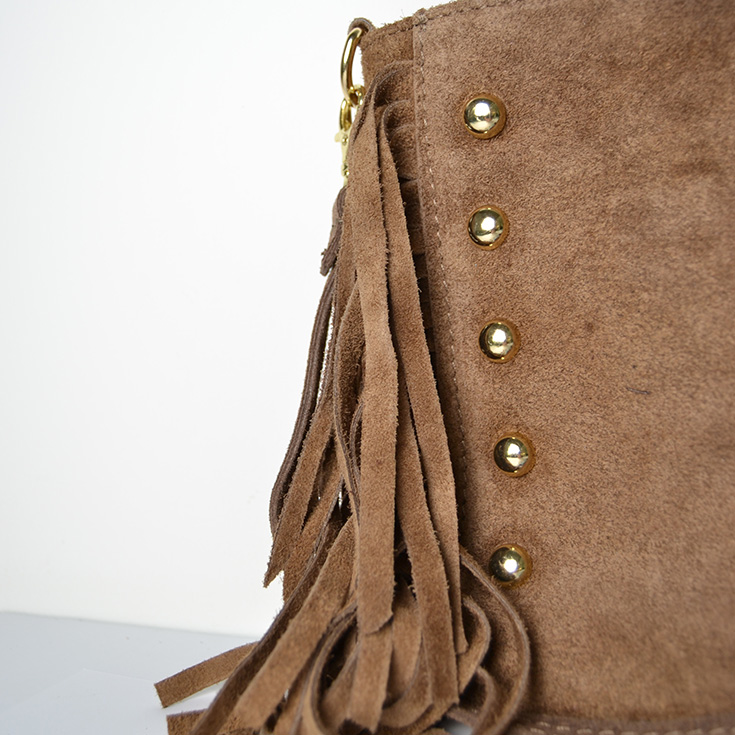 bolso bandolera rectangular tachuelas y flecos piel de serraje topo