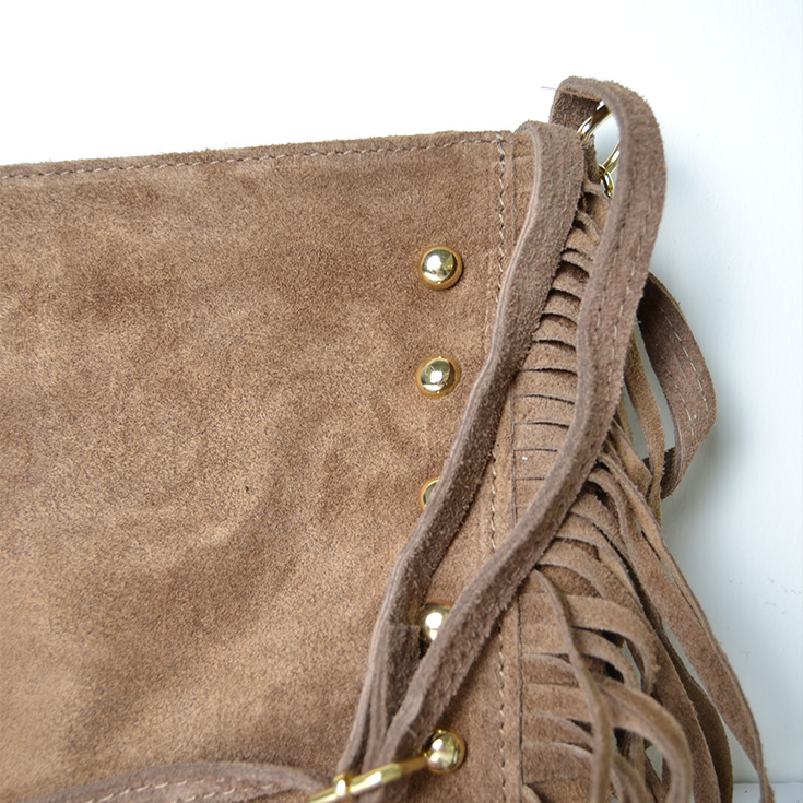 bolso bandolera rectangular tachuelas y flecos piel de serraje topo