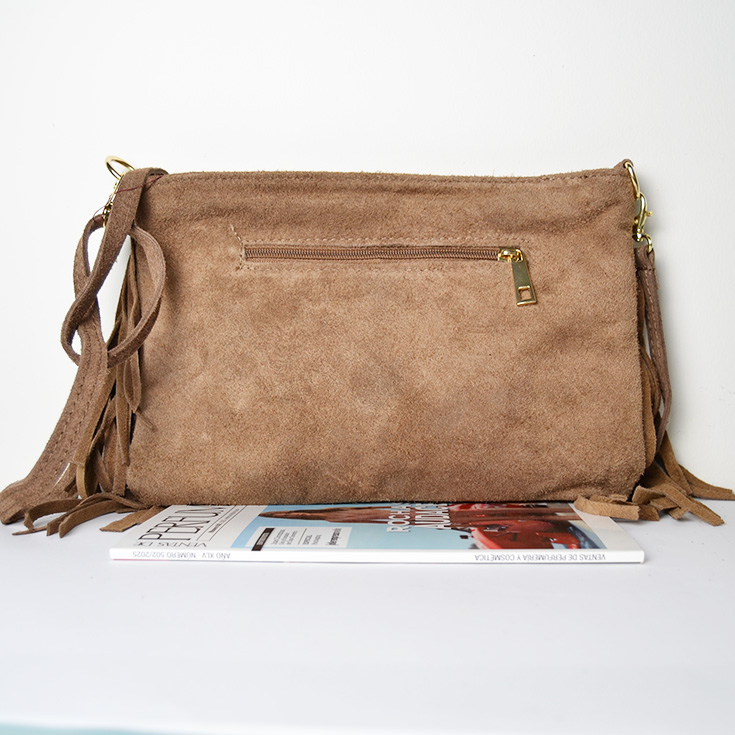 bolso bandolera rectangular tachuelas y flecos piel de serraje topo