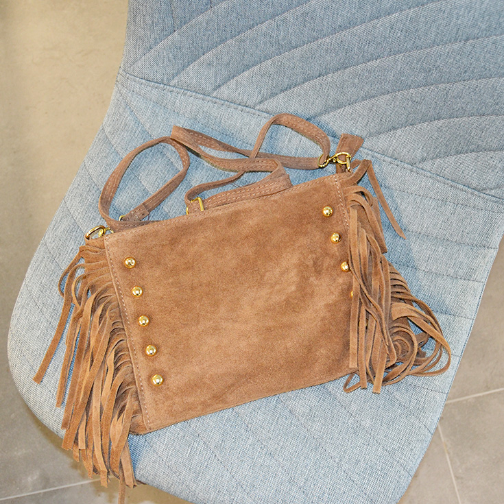 bolso bandolera rectangular tachuelas y flecos piel de serraje topo