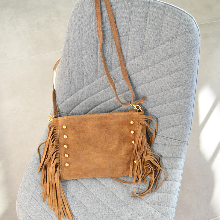 bolso bandolera rectangular tachuelas y flecos piel de serraje topo