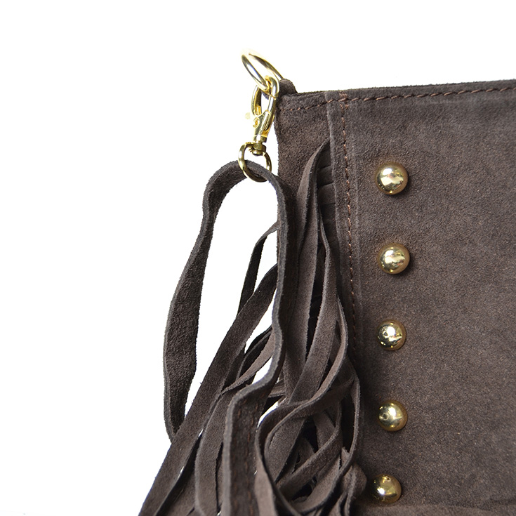 bolso bandolera rectangular tachuelas y flecos serraje piel marron chocolate