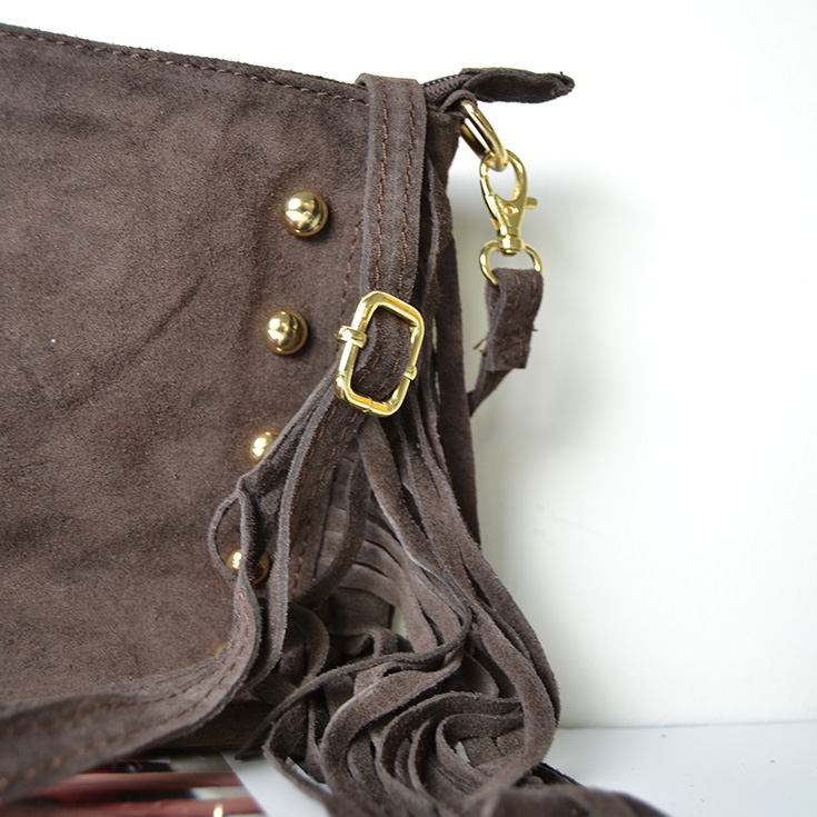 bolso bandolera rectangular tachuelas y flecos serraje piel marron chocolate