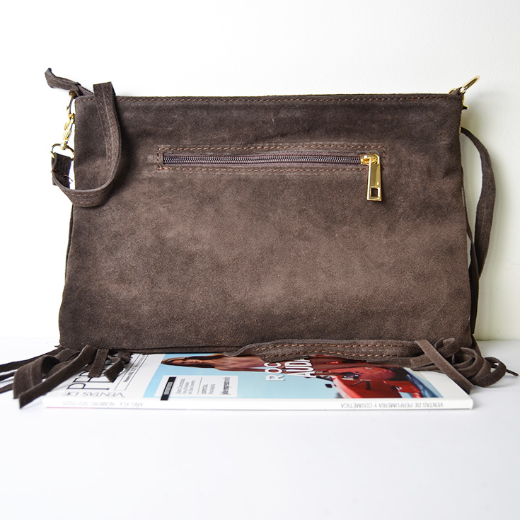 bolso bandolera rectangular tachuelas y flecos serraje piel marron chocolate