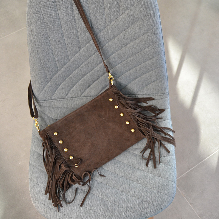 bolso bandolera rectangular tachuelas y flecos serraje piel marron chocolate