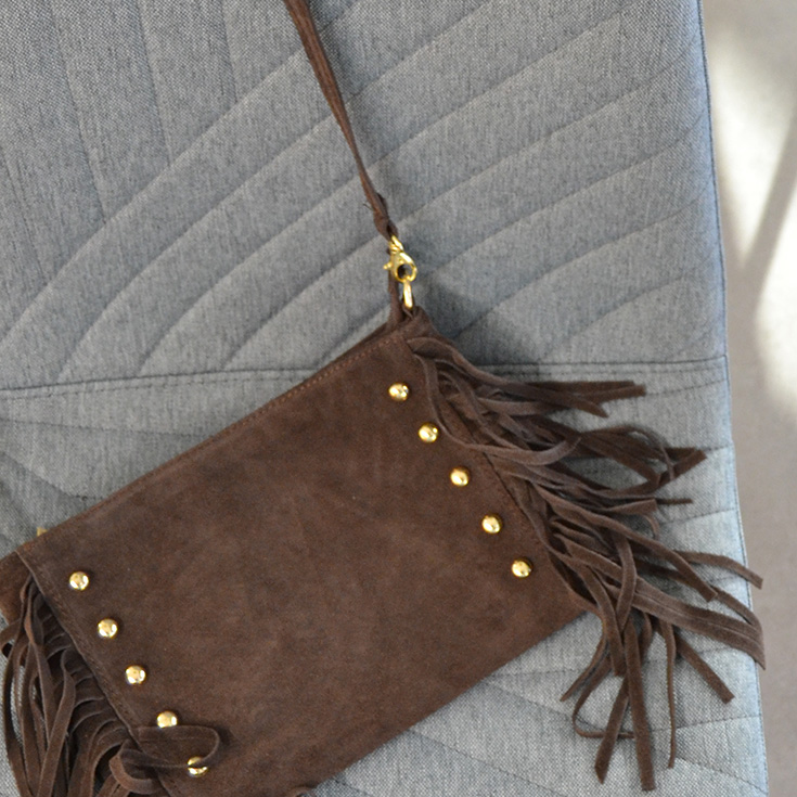 bolso bandolera rectangular tachuelas y flecos serraje piel marron chocolate