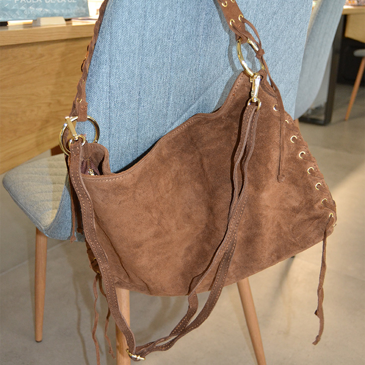 bolso grande de hombro piel de serraje camel correa tenzada