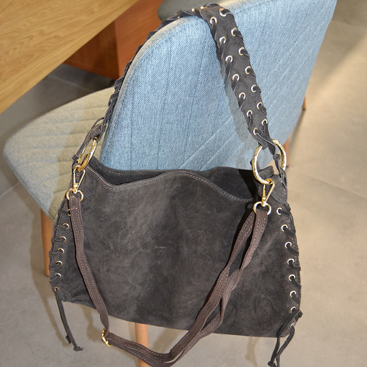 bolso grande de hombro piel de serraje marron chocolate correa tenzada