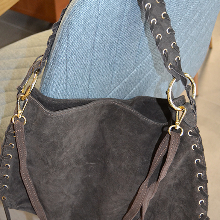 bolso grande de hombro piel de serraje marron chocolate correa tenzada