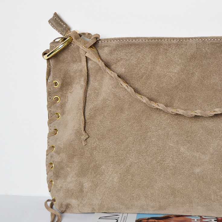 bolso grande de hombro piel de serraje topo correa tenzada