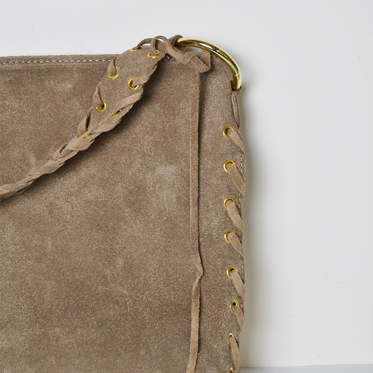 bolso grande de hombro piel de serraje topo correa tenzada