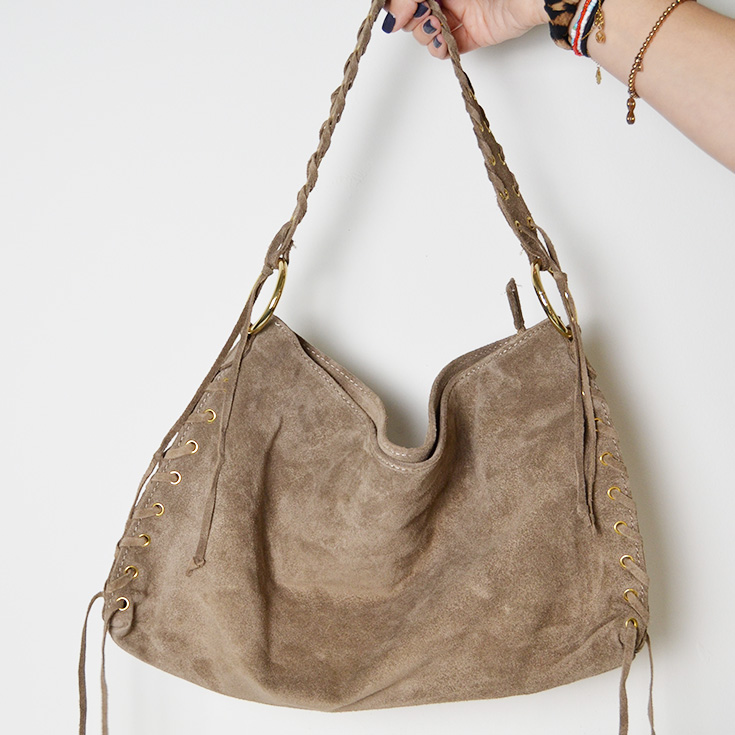 bolso grande de hombro piel de serraje topo correa tenzada