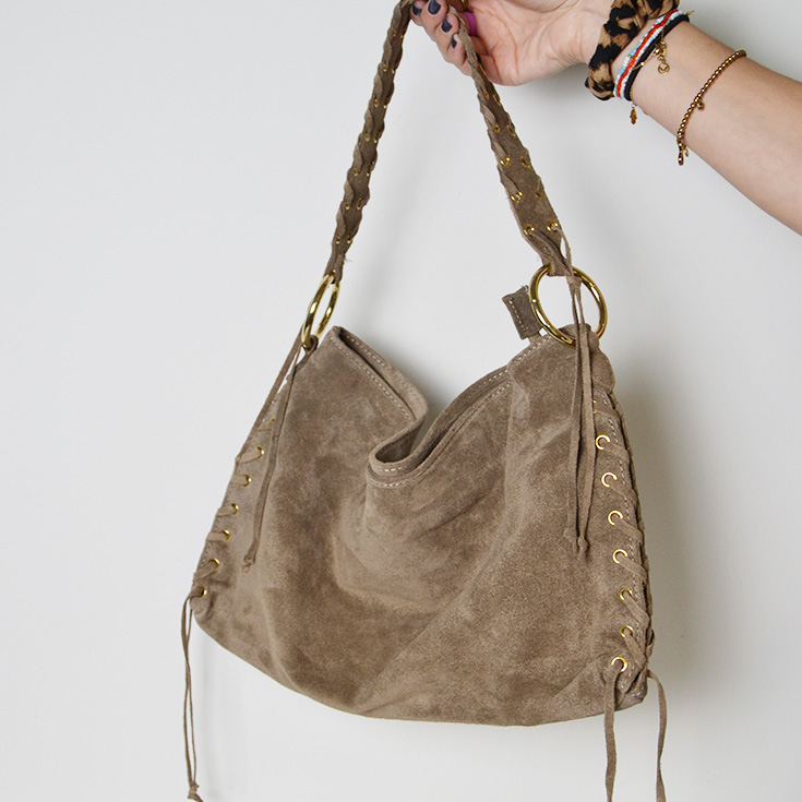 bolso grande de hombro piel de serraje topo correa tenzada