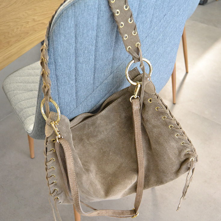 bolso grande de hombro piel de serraje topo correa tenzada