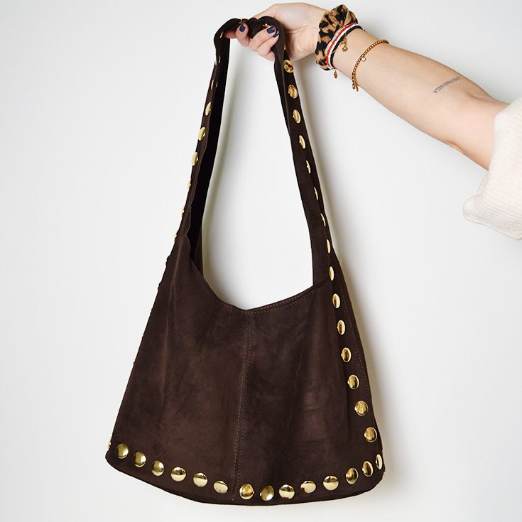 bolso saco de hombro piel de serraje con tachuelas marron chocolate