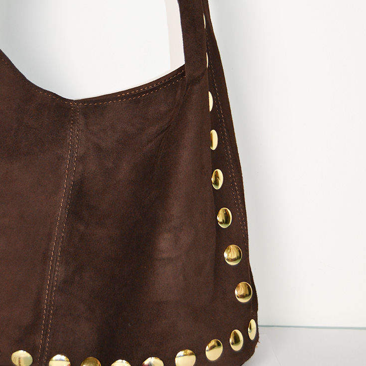 bolso saco de hombro piel de serraje con tachuelas marron chocolate