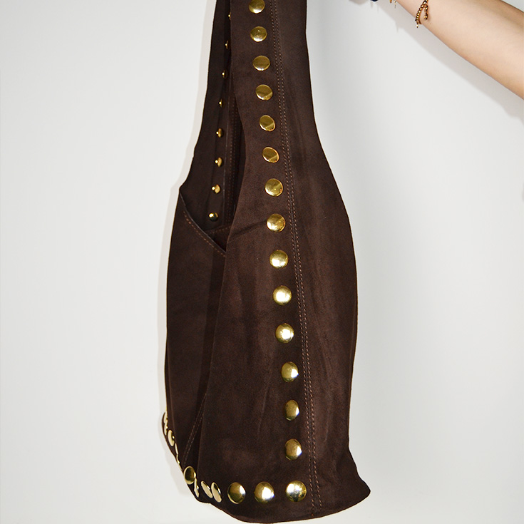 bolso saco de hombro piel de serraje con tachuelas marron chocolate