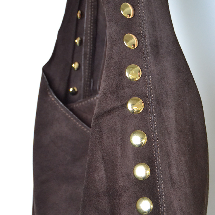 bolso saco de hombro piel de serraje con tachuelas marron chocolate