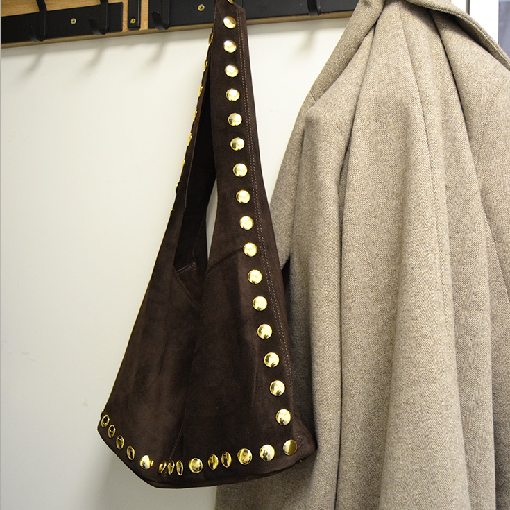 bolso saco de hombro piel de serraje con tachuelas marron chocolate