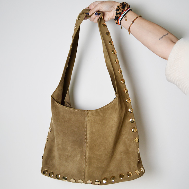 bolso saco de hombro piel de serraje con tachuelas topo