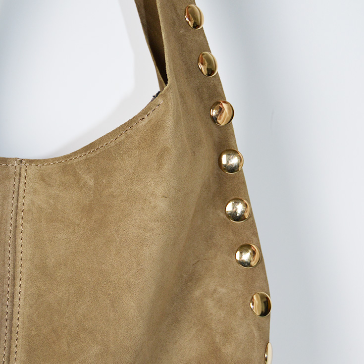 bolso saco de hombro piel de serraje con tachuelas topo