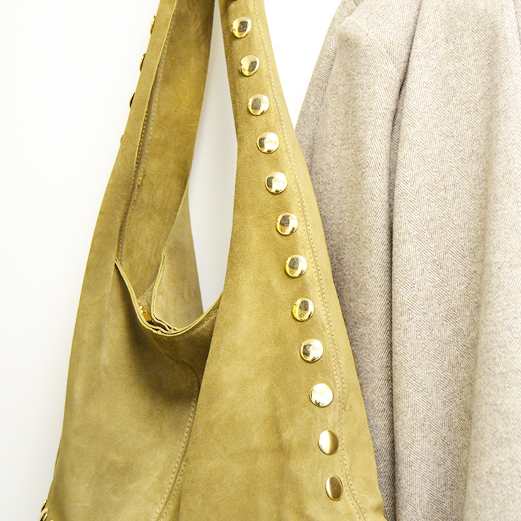 bolso saco de hombro piel de serraje con tachuelas topo