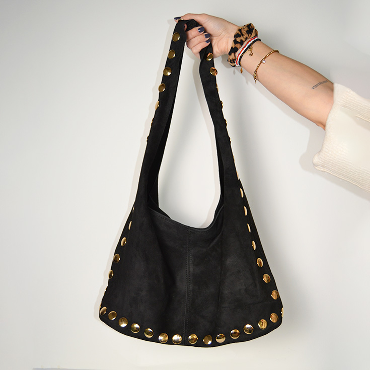 bolso saco de hombro piel de serraje con tachuelas negro