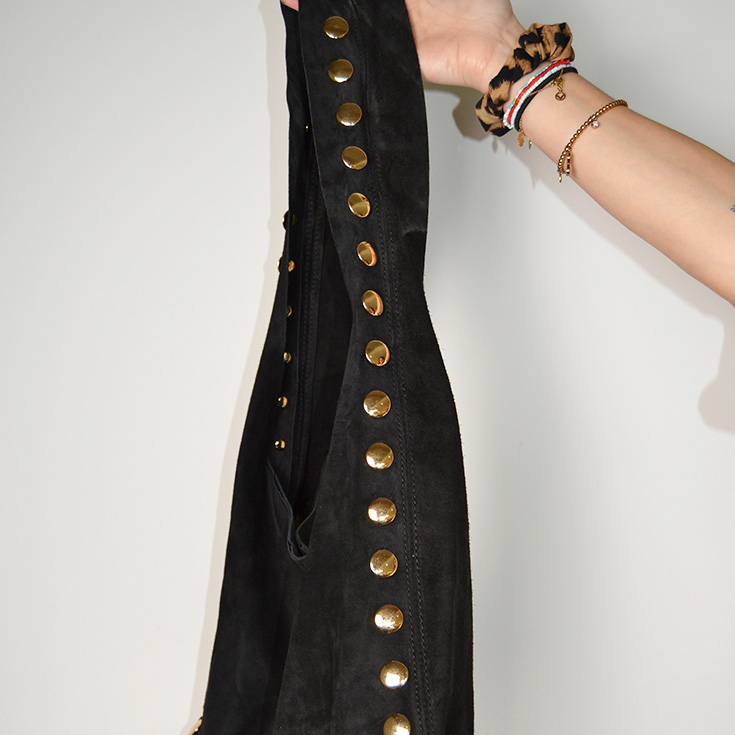 bolso saco de hombro piel de serraje con tachuelas negro