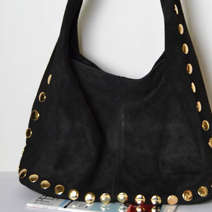 bolso saco de hombro piel de serraje con tachuelas negro