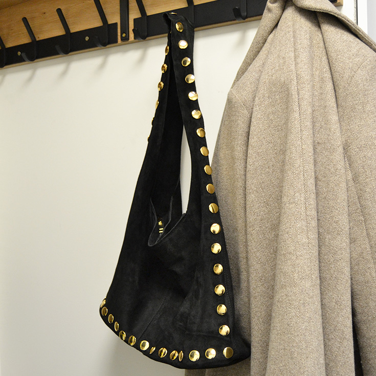 bolso saco de hombro piel de serraje con tachuelas negro