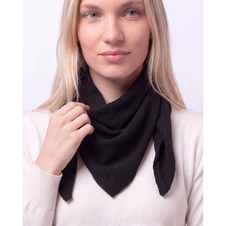 isotoner bufanda triangular negra