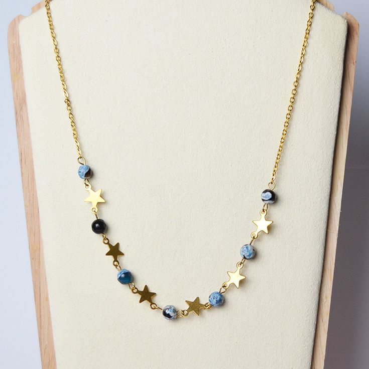 collar dorado con estrellas y piedras efecto marmol azul