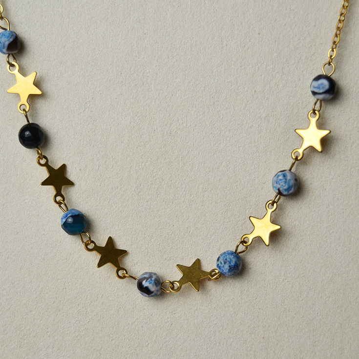 collar dorado con estrellas y piedras efecto marmol azul