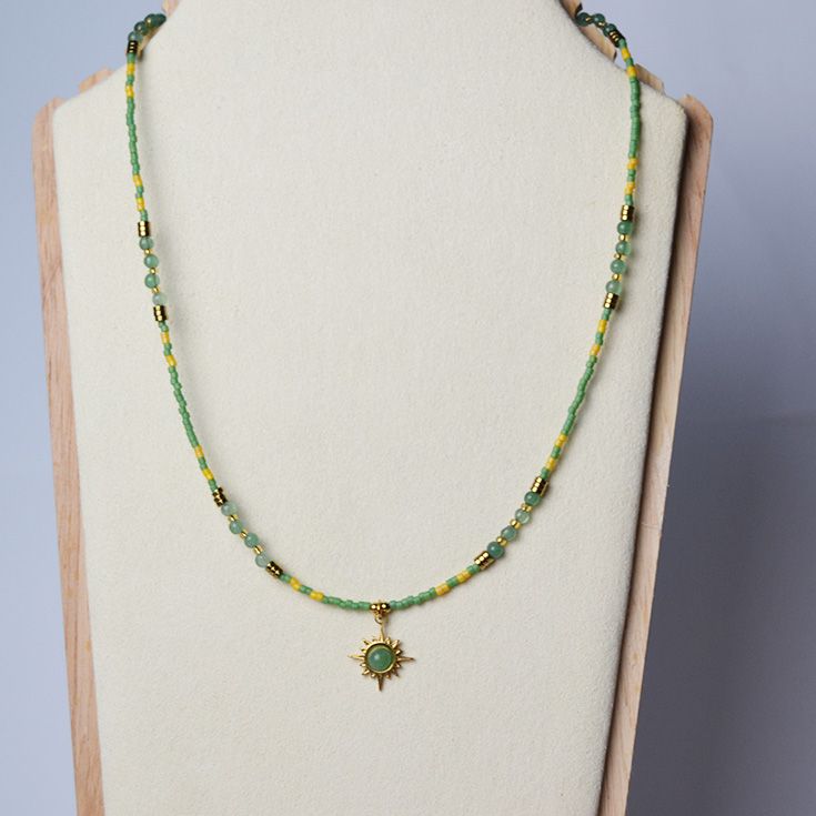 collar piedras con charm de sol dorado